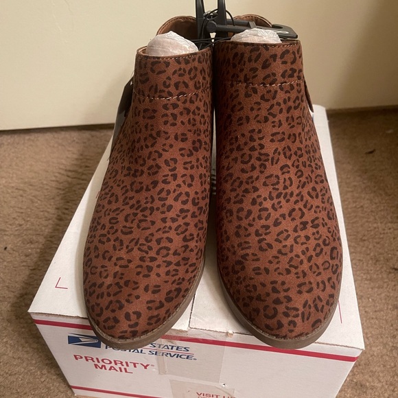 Time and Tru Shoes - NWOB Time an Tru Animal Print Booties Size 8